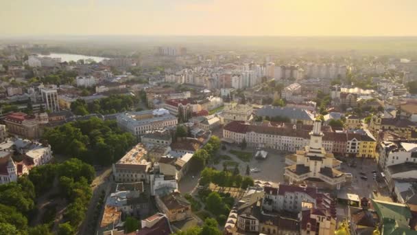 Luchtfoto van het historische centrum van Ivano-Frankivsk stad met oude Europese architectuur — Stockvideo