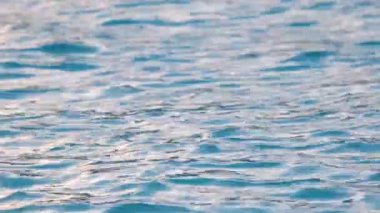 Küçük dalgalı mavi deniz suyunun yakın deniz yüzeyi