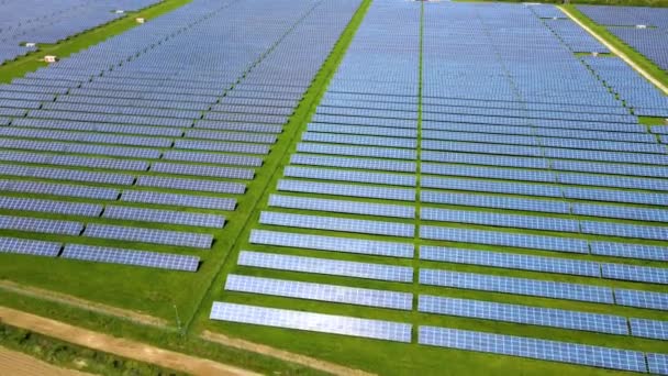 Vista aérea de uma grande usina elétrica sustentável com muitas fileiras de painéis solares fotovoltaicos para a produção de energia elétrica ecológica limpa. Eletricidade renovável com conceito de emissão zero — Vídeo de Stock