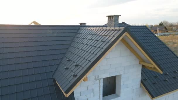 Luchtfoto van onafgewerkt huis met beluchte betonnen wanden en houten dakframe bedekt met metalen tegels in aanbouw — Stockvideo