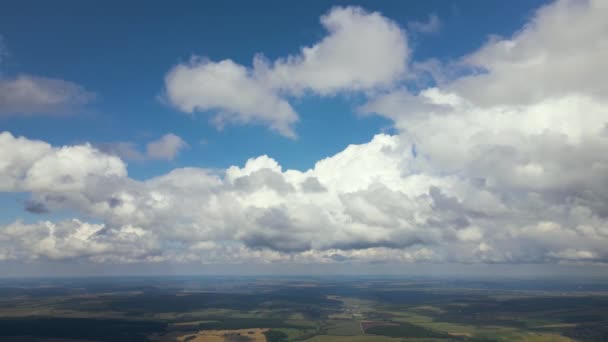 Воздушный обзор на большой высоте темных кучевых облаков, формирующихся перед ливнем — стоковое видео