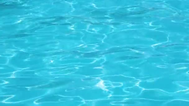 Крупный план поверхности голубой чистой воды с небольшими волнами в бассейне — стоковое видео