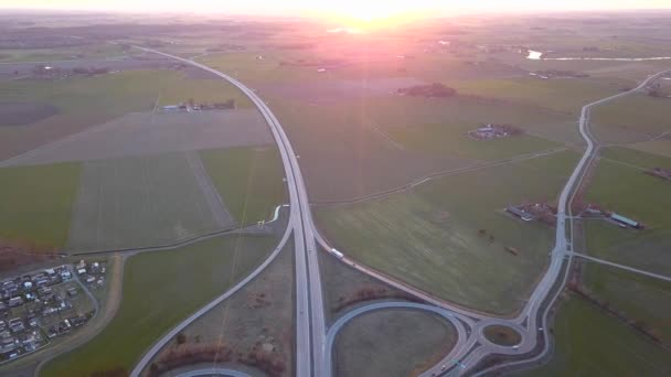Luchtfoto van de kruising van de snelweg met rijdende verkeerswagens — Stockvideo