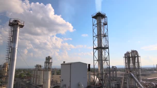 Luchtfoto van de petrochemische fabriek voor aardolie- en aardgasraffinage met de structuur van een grote raffinaderij — Stockvideo