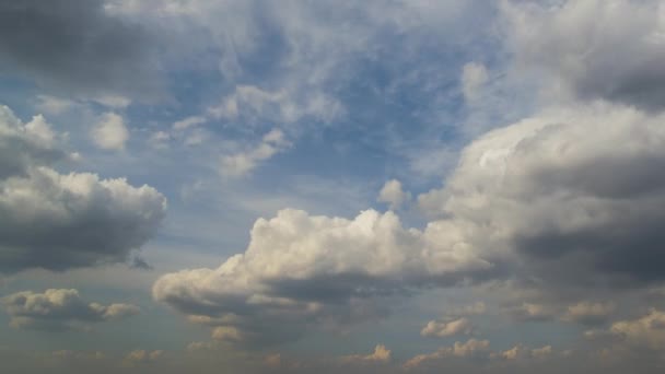 Zeitraffer-Aufnahmen von sich schnell bewegenden weißen, geschwollenen Wolken am blauen Himmel — Stockvideo