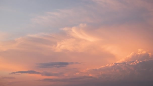 Colorido paisaje nocturno con un suave paisaje nublado de color pastel en el cielo de la puesta del sol teñido de acuarela. Fondo de naturaleza abstracta — Vídeo de stock