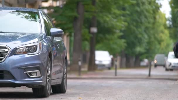 Sokak kenarında park halindeki arabalarla şehir trafiği — Stok video