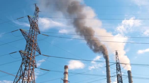 高压电塔对煤电厂的高管黑烟向上移动污染大气。具有矿物燃料概念的电力生产 — 图库视频影像