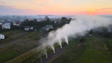 Kuru otlardan çıkan zirai atıkların ve kuru havayla yanan saman sakallarının havadan görünüşü tarım arazilerindeki kurak mevsimde küresel ısınma ve kanserojen gazlara neden oluyor..