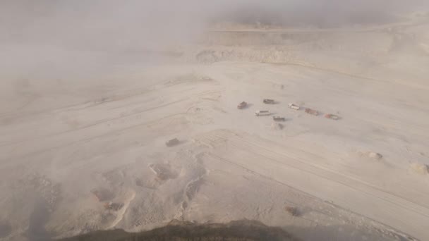 Mészkőbányászat légi kilátása az építőipar számára kotrógépekkel és dömperekkel — Stock videók