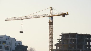 Kule vinçlerinin ve inşaat halindeki apartmanların havadan görüntüsü. Gayrimenkul geliştirme