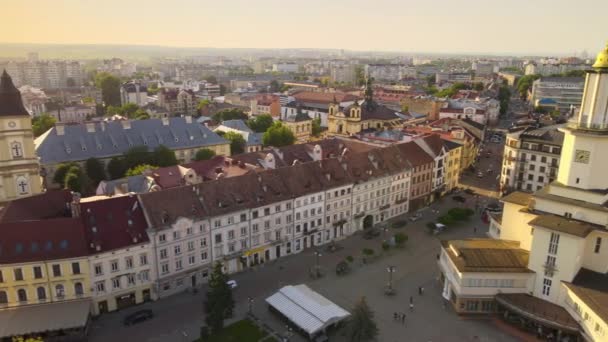 Luchtfoto van het historische centrum van Ivano-Frankivsk stad met oude Europese architectuur. — Stockvideo
