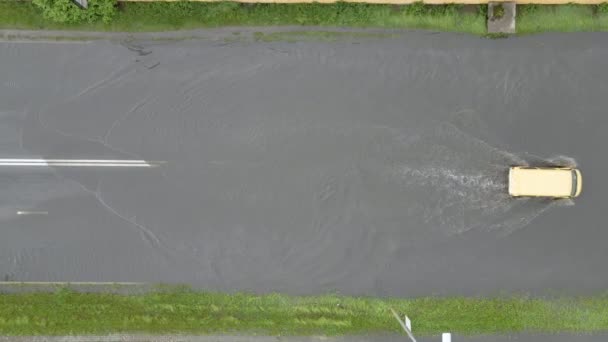 Vista aerea del traffico cittadino con auto che guidano su strada allagata dopo forti piogge. Problemi con il sistema di drenaggio stradale — Video Stock