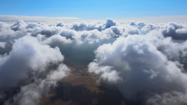 Luchtfoto vanuit vliegtuigraam op grote hoogte van de aarde bedekt met opgezwollen cumulus wolken vormen zich voor regenbui — Stockvideo
