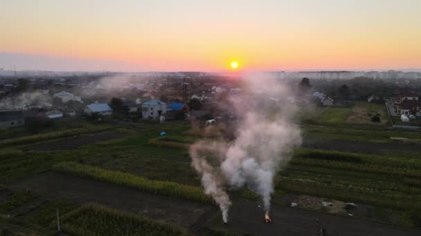 Letecký pohled na zemědělské odpadní ohně ze suché trávy a slámové strniště spalující hustý kouř znečišťující vzduch během období sucha na farmách způsobující globální oteplování a karcinogenní výpary. — Stock video