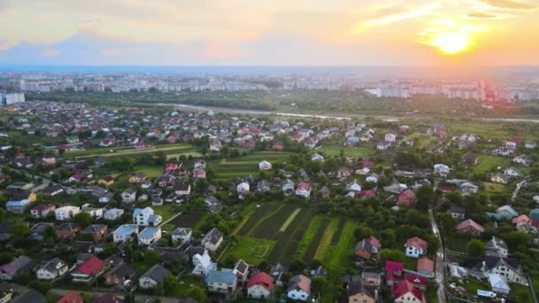 Letecký pohled na obytné domy v příměstské venkovské oblasti při západu slunce — Stock video