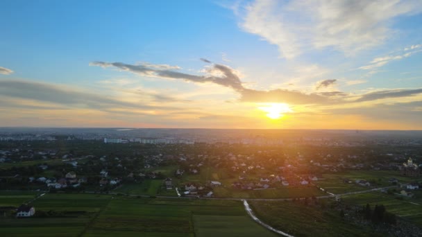 Vue aérienne des maisons résidentielles dans la banlieue rurale au coucher du soleil — Video