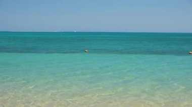 Küçük dalgalı mavi deniz suyunun yakın deniz yüzeyi