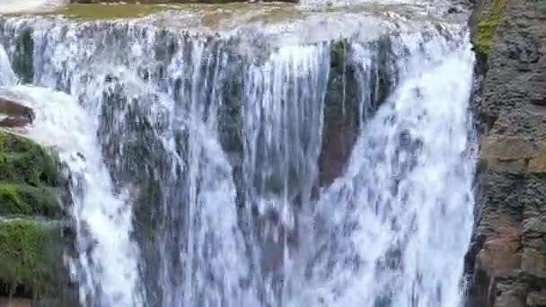 Verbazingwekkend landschap van prachtige waterval op de berg rivier met wit schuimig water vallen van rotsachtige klif in de zomer regenwoud — Stockvideo