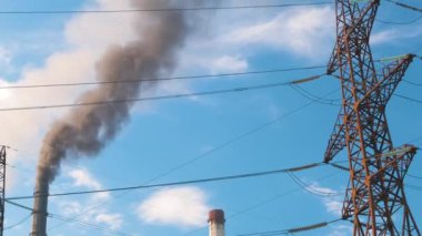 Kömür santraline karşı yüksek voltajlı elektrik direkleri siyah dumanlı yüksek borular atmosferi kirletiyor. Fosil yakıt kavramına sahip elektrik enerjisi üretimi