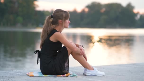 En deprimerad ung kvinna som sitter ensam utomhus och gråter sorgset. Begreppet depression och känslor — Stockvideo