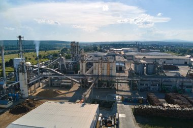 Fabrikadaki kereste yığınlarıyla ahşap işleme fabrikasının hava manzarası..