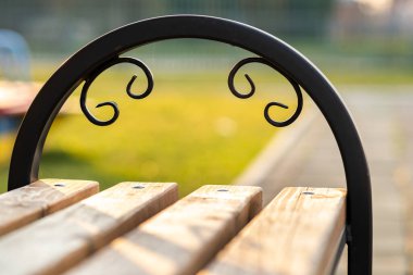 Ahşap park tezgahına yakın, metal elle kavrayışı açık havada..