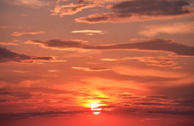 Renkli akşam manzarası yumuşak pastel renkli bulutlu suluboya günbatımı gökyüzü. Soyut doğa arkaplanı.