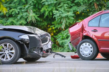 Şehir caddesindeki çarpışma sonrası ağır araba kazalarında hasar görmüş. Yol güvenliği ve sigorta kavramı.