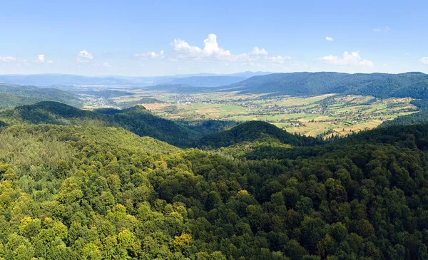 Parlak Yaz Gününde Yoğun Yeşil Gür Ormanlarla Kaplı Dağ Tepelerinin — Stok fotoğraf