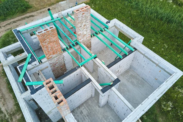 Luftaufnahme Des Rohbaus Eines Privathauses Mit Porenbeton Leichtbetonwänden Und Holzdachbalken — Stockfoto