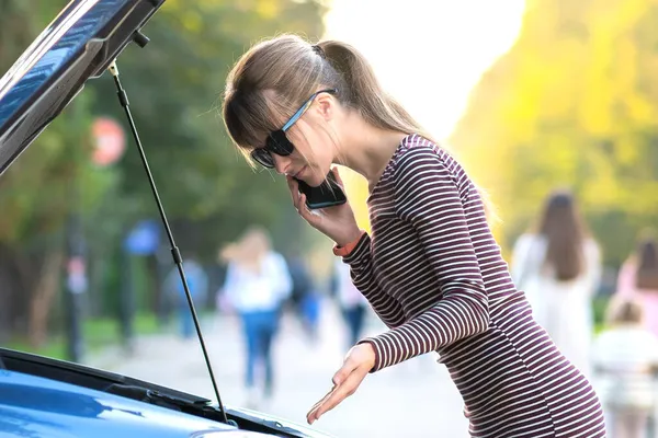 Rozzlobený Ženský Řidič Mluví Mobilním Telefonu Asistenční Služba Pracovník Stojí — Stock fotografie