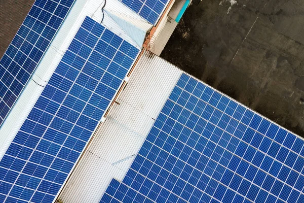 Блакитні Фотоелектричні Сонячні Панелі Встановлені Промисловий Будівельний Дах Виробництва Чистої — стокове фото