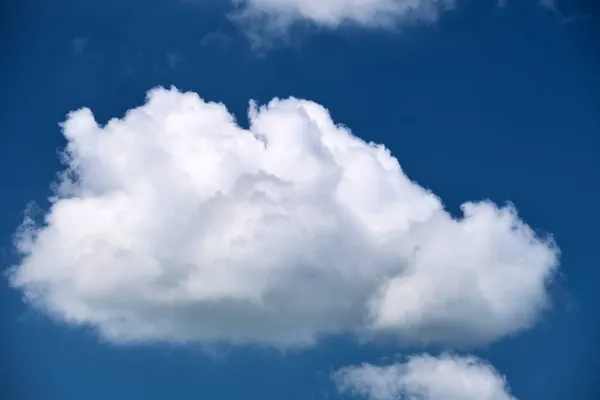 Pemandangan Cerah Putih Puffy Cumulus Awan Langit Biru Jernih — Stok Foto