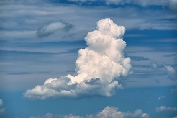 Jasny Krajobraz Białych Chmur Puszystych Cumulus Błękitnym Bezchmurnym Niebie — Zdjęcie stockowe