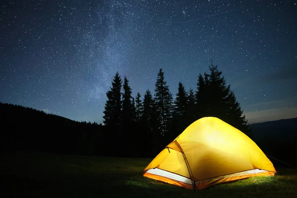 Ljus Belyst Camping Tält Glöder Campingplatsen Mörka Berg Natten Stjärnor — Stockfoto