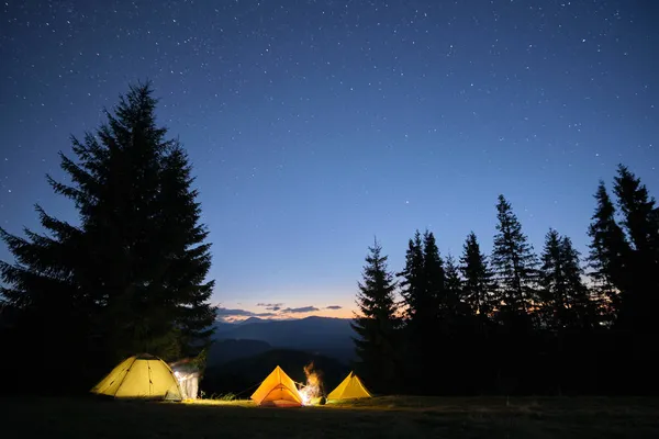 Hell Erleuchtete Zelte Leuchten Auf Dem Zeltplatz Dunklen Bergen Unter — Stockfoto