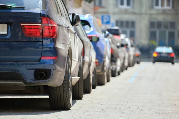 Tráfego Urbano Com Carros Estacionados Fila Rua — Fotografia de Stock