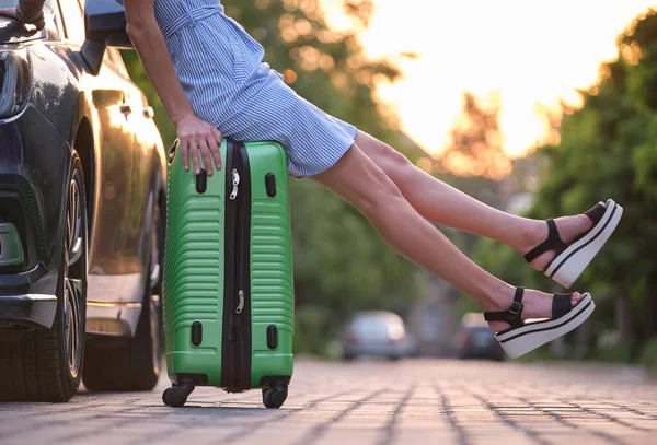 Großaufnahme Junger Weiblicher Beine Die Auf Einer Koffertasche Neben Dem — Stockfoto