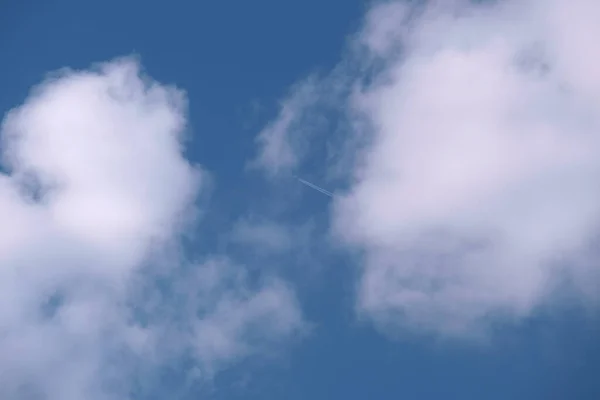 Entfernte Passagierflugzeuge Fliegen Großer Höhe Blauen Himmel Mit Weißen Wolken — Stockfoto