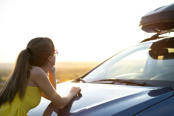 Счастливая Молодая Женщина Водитель Желтом Платье Опирается Свою Машину Наслаждаясь — стоковое фото