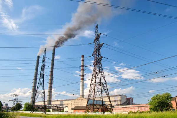 Pilones Eléctricos Alto Voltaje Contra Las Tuberías Altas Central Eléctrica —  Fotos de Stock