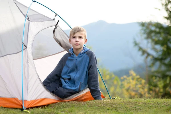 Мальчик Турист Отдыхает Палатке Горах Наслаждаясь Видом Летнюю Природу — стоковое фото
