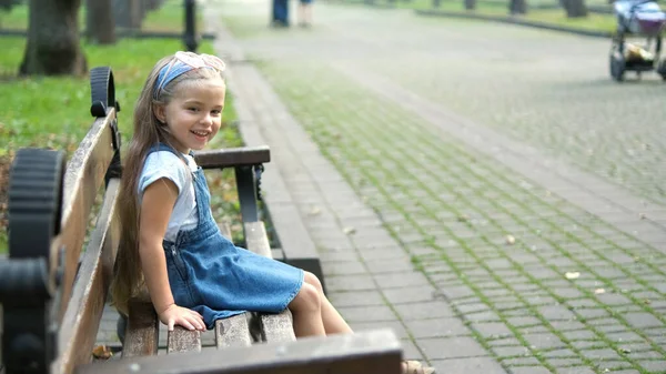 Pequena Menina Feliz Sentada Banco Sorrindo Feliz Parque Verão — Fotografia de Stock