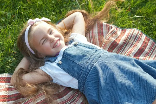 Menina Bonita Criança Com Olhos Fechados Deitado Grama Verde Verão — Fotografia de Stock