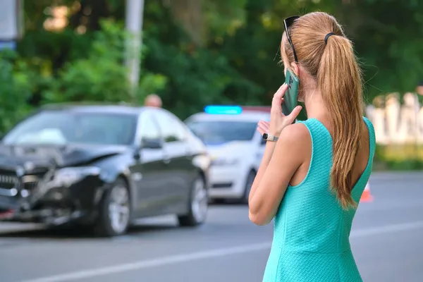 Грустная Женщина Водитель Говорящая Телефону Улице Вызывает Скорую Помощь После — стоковое фото