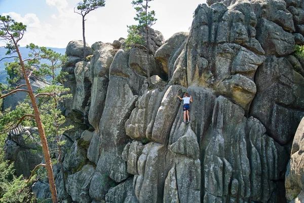 Starke Kinderkletterer Erklimmen Steile Wand Des Felsigen Berges Kleiner Junge — Stockfoto