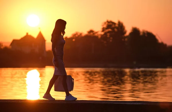 Young Woman Walking Alone Lake Shore Walkway Warm Evening Solitude — Stock Photo, Image
