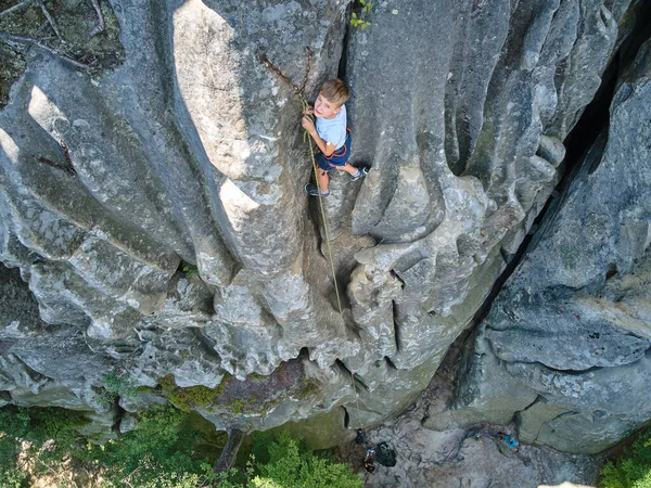 Kleiner Junge Klettert Steile Felswand Hinauf Kinderkletterer Bewältigt Anspruchsvolle Route — Stockfoto