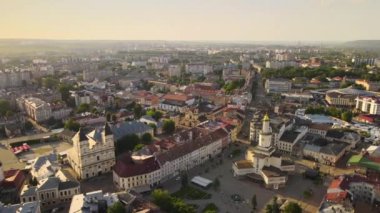 Eski Avrupa mimarisine sahip İvano-Frankivsk şehrinin tarihi manzarası